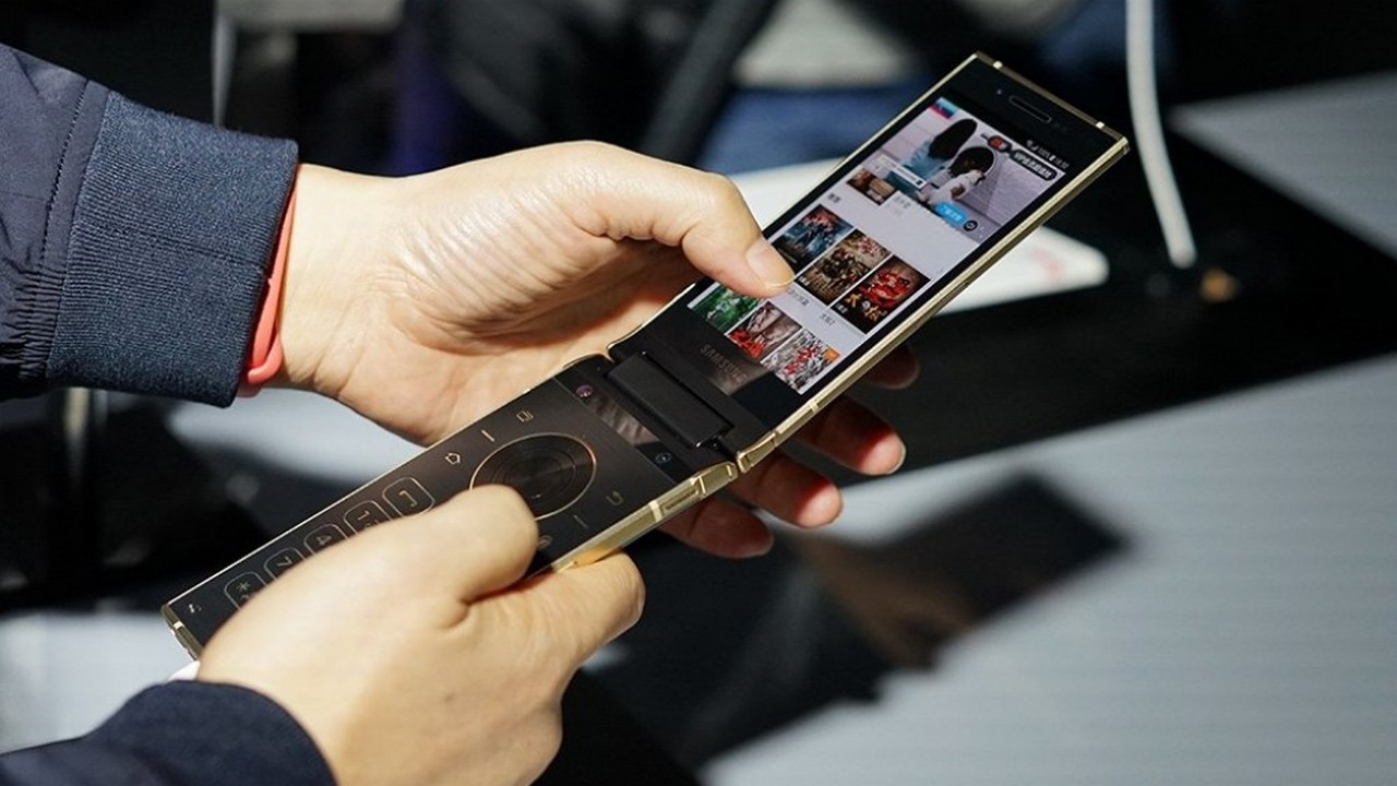 Conheça o W2018 O Smartphone Samsung Com Duas telas! (1)