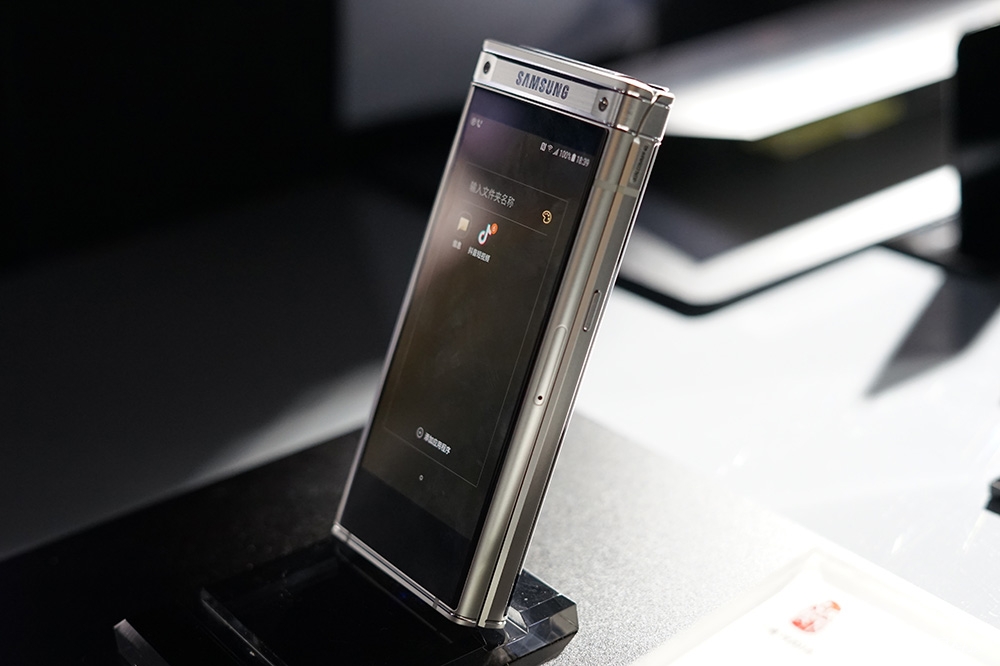 Conheça o W2018 O Smartphone Samsung Com Duas telas! (3)