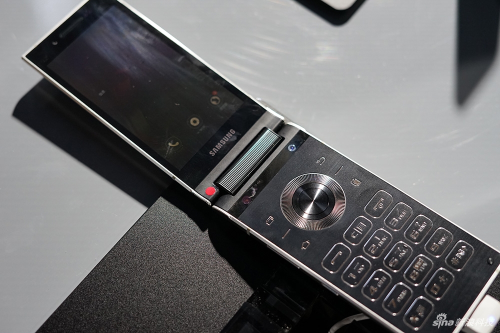 Conheça o W2018 O Smartphone Samsung Com Duas telas!