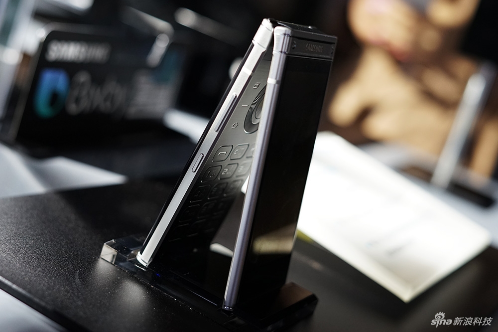 Conheça o W2018 O Smartphone Samsung Com Duas telas!