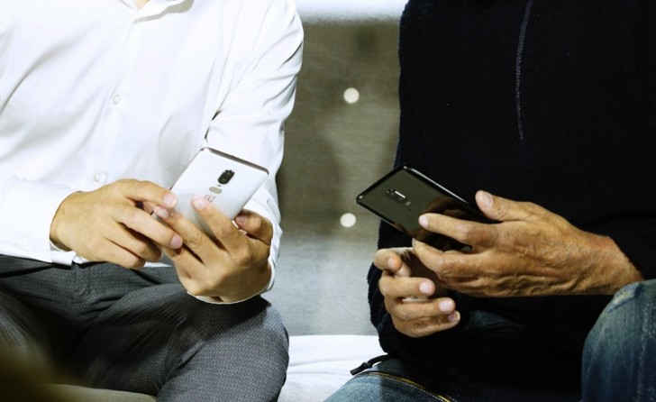 OnePlus 6 Aparece Fotografado nas Cores Preta e Branca