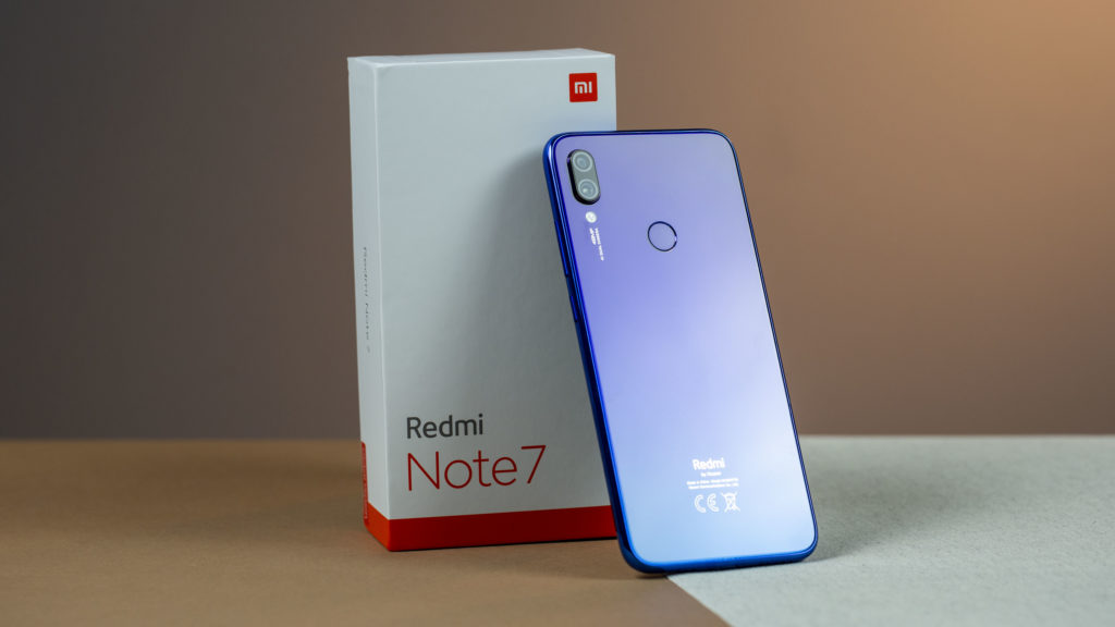 Coisas Que Você Precisa Saber Antes de Comprar um Xiaomi - imagem do Redmi Note 7 azul ao lado da caixa