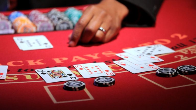 Blackjack 21, inseparável dos casinos online